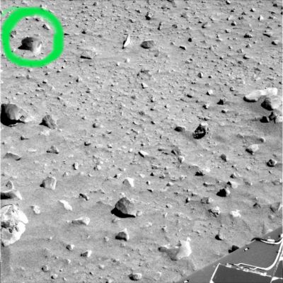 "Eyed-Rock" - Sol 140
Ancora un frame molto curioso - e sempre sottopostoci dal Sig. Carmine Fortunato - il quale ci mostra, nella Cerchiatura Verde, una roccia davvero bizzarra che, oltre a mostrare dei dettagli superficiali assolutamente curiosi (un paio di "occhietti sporgenti", una sorta di "orecchio" ed una "bocca" larga e semi-aperta), sembra "sbucare" dal suolo Marziano (o, se vogliamo essere più pragmatici, diremmo che non poggia sulla superficie di Gusev, ma che è "conficcata" in essa).

Che dire? Quello che si vede e che abbiamo descritto è il prodotto di una sorta di antropomorfizzazione delle rocce di Marte oppure è la semplice evidenza di una delle infinite curiosità che costellano la superficie del Pianeta Rosso? 
Giudicate Voi: il nostro lavoro (che, a volte, viene aiutato dai Lettori più attenti - come il Sig. Fortunato, o il Sig. Granzo o tanti altri Amici di Lun-Ex-It) consiste solo nel cercare e nel mostrare. 
E poi un giorno, magari grazie al Vostro aiuto, riusciremo anche a trovare la "prova finale"...
Parole chiave: Mars Rocks, Sand and Debris - Anomalous Surface Feature