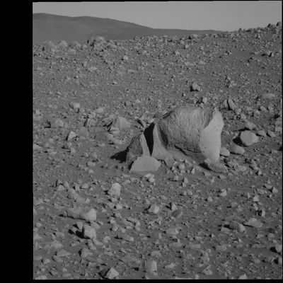 Plymouth Rock and the erased horizon - Sol 152
L'immagine di questo boulder, chiamato 'Plymouth Rock', potrebbe anche essere graziosa e suggestiva, piena di spunti sulla natura del boulder e sul come esso possa essere finito proprio dove si trova adesso. Ed infatti i commenti NASA - che alleghiamo - parlano proprio di questi temi. Peccato che nessuno abbia notato che le colline che appaiono alla Vostra Sx, sullo sfondo, sono state (letteralmente) 'abrase' a colpi di aerografo (digitale, ma pur sempre aerografo). In fondo è dai dettagli più minuti che si vede l'effettiva qualità di un lavoro! Non siete d'accordo?!?

Caption NASA originale:"MER Spirit took this PanCam image during Spirit's 152nd Sol, on June 7, 2004. The rock, named "Plymouth", is approx. 90 cm (35") across and 50 cm (20") tall. Spirit did not spend any time studying Plymouth Rock, but Rover controllers used it as a guide to maneuver Spirit closer to the Columbia Hills. Like most of the rocks found at the Gusev crater location, Plymouth is most likely a basalt. The tiny vesicles pitting the rock's surface further indicate its volcanic origin".

Nota: dato che questa immagine sembra aver "indignato" qualche sapiente esperto di fotografia e di Scienza in generale, suggeriamo ai Lettori - onde evitare l'insorgenza di nuovi (sebbene sempre capziosi) malintesi - di fare un lavoro semplicissimo che si chiama "visual comparison". A coloro che sostengono che i rilievi lontani DEVONO SCOMPARIRE per forza, perchè la camera del MER è focalizzata sui rilievi prossimi, possiamo solo dire che esistono (e sono ovviamente pubblicate anche qui, su queste pagine) decine di foto analoghe a questa laddove tutti i rilievi sono a fuoco, sia i "prossimi", sia i "lontani" (sebbene leggermente velati a causa della O.A.). 
Noi non sappiamo se questa foto è stata alterata per errore o intenzionalmente; noi possiamo solo evidenziare l'avvenuta (e palese) alterazione. Punto. 
Il resto sono congetture. 
Parole chiave: Mars rocks, sand and debris - Controversial image