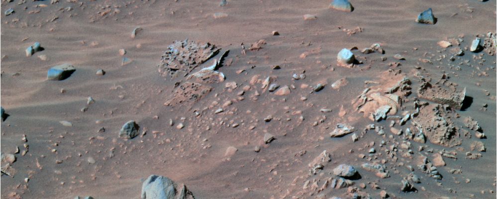 Pot of Gold and 'rotten rocks' - Sol 158
Tralasciando l'assurdità (e l'occasionale cattivo gusto...) dei nomi dati a queste rocce, l'unico commento che ci sentiamo di fare non attiene il merito dell'immagine, bensì l'intera filosofia ispiratrice di questa e di altre simili, presenti e future, Missioni.
Nel 'Warning' che appare ben visibile sulla Main Page del Sito, viene detto a chiarissime lettere che abbiamo dubbi di autenticità su alcune (a dire il vero parecchie...) immagini Spirit ed Opportunity. E non solo. A ben guardare quante immagini della Luna sono state 'edulcorate' (per usare un'espressione 'carina' e per non dire 'massacrate'!), così da non turbare i Cultori della Scienza, i Ricercatori ed i Curiosi che amano dare uno sguardo 'oltre il cortile di casa'? 
Allora, dato e premesso che gli elementi in nostro possesso ci stanno guidando sempre di più verso l'acquisizione di un semplice fatto - e cioè che un'ampia maggioranza delle 'foto dello spazio' sono alterate, in tutto od in parte -  noi ci chiediamo, sempre più spesso, che cosa...
Parole chiave: Mars rocks, sand and debris