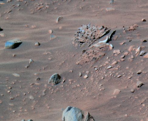 Pot of Gold (detail mgnf) - Sol 158
...esattamente stiamo commentando.

Forse un Marte vero, reale, con qualche 'piccola alterazione' - fatta più che altro per non turbare i sogni dei 'poveri Terrestri' con qualche Anomalia così eclatante da farli sobbalzare e rabbrividire? 
O forse un Marte totalmente virtuale, vuoto, falso e strafalso, frutto del lavoro di qualche scienziato psicopatico il quale ha speso i migliori anni della sua vita per inventare un sistema capace di utilizzare le immagini reali solo come 'spunti' per poi ricreare, su di essi, una 'realtà virtuale' completamente diversa (e cioè FALSA)?
Parole chiave: Mars rocks, sand and debris