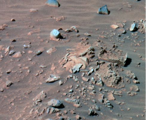 Rotten rocks (detail mgnf) - Sol 158
Le possibilità che abbiamo, davanti a questo (a nostro parere, sia ben chiaro) scempio, in fondo, sono solo 2: stare buoni e zitti e dormire sonni tranquilli: comprare quello che ci viene detto di comprare; fare e dire ciò che ci viene detto di fare e dire, senza capacità di critica nè di autocritica, prendendo per buono tutto quello che viene propinato, non importa quanto esso sia assurdo, mal fatto e sempre più palesemente mendace oppure...
Oppure dobbiamo provare ad alzare la voce ed a dire, come stiamo cercando di fare da tempo in questo piccolissimo contesto, che non siamo ancora tutti quanti schiavi di un Mondo fatto di stereotipi, di arretratezza culturale e scientifica, di ipocrisia, banalità e Cultura dell'Ignoranza la quale viene modellata e servita come un 'credo' cieco e pigramente fideistico in entità terrene che chiamiamo Governi o in un'entità astratta - e tristemente antropomorfa - che chiamiamo Dio.
Una Cultura dell'Ignoranza spacciata per Razionalità o per Fede, a seconda dei gusti...
Parole chiave: Mars rocks, sand and debris