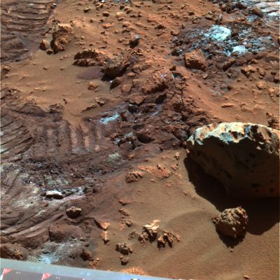 Sparkling Cristals near the Hills - Sol 165 (Natural Colors; credits: NASA/JPL-Caltech)
Una nuova immagine, davvero intrigante, ripresa da Spirit alle pendici delle Eastern Hills: cristalli (o polveri cristalline, almeno apparentemente) di colore celeste/azzurro che si formano quando il suolo Marziano viene "disturbato" e che creano un contrasto davvero suggestivo con il marrone bruciato o l'arancio/mattone che sembra essere (ad oggi ed almeno in via "ufficiale") il colore dominante di Marte. 
Parole chiave: Controversial