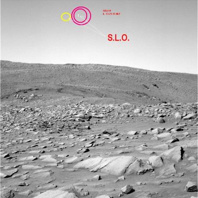 Star-Like Objects? (context image) - Sol 219
Sempre dall'estrema pazienza ed attenzione del Dr Barca, due potenziali UFO (o Star-Like Objects - S.L.O.) nel Cielo di Marte. Ma questa volta, e si tratta di un particolare importantissimo, uno dei due S.L.O. "dichiara", letteralmente, la sua natura "metallica".

Come facciamo a dirlo? Dal tipo di image-artifact che è stato generato durante la sua ripresa: il cosiddetto effetto "goccia di luce", l'evidenza oggettiva più incontestabile ed anche più facile da verificare, dato che essa è presente in innumerevoli frames Spirit ed Opportunity, tutte le volte in cui sono state inquadrate delle componenti metalliche dei Rover stessi - eclatante il caso degli Heat-Shields - oppure delle rocce cristalline(talvolta anche molto piccole, tipo pietrisco quarzifero ---> pebbles).

Ora, dato che di quarzi "volanti" non crediamo che ce ne sìano, nè sulla Terra, nè su Marte, allora il campo delle possibilità si restringe...Non credete?!?
Parole chiave: Star-Like Objects