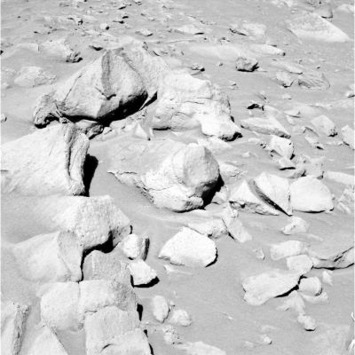 Is there anything under the big stone? (1)
Siamo rimasti davvero impressionati da questo primo piano di un gruppo di rocce (solo apparentemente) privo di particolare valore scientifico. Poi abbiamo osservato attentamente i massi ripresi e, oltre a quel loro modo anomalo (ma al quale ci siamo abituati) di poggiare sul suolo (l'impressione che suscitano è quella di rocce che siano state recentemente smosse), abbiamo notato che, al di sotto del masso maggiore, nell'area in ombra, si vede qualcosa. Forse delle asperità (sporgenze)? Guardate anche Voi...
Parole chiave: Mars rocks, sand and debris - Controversial