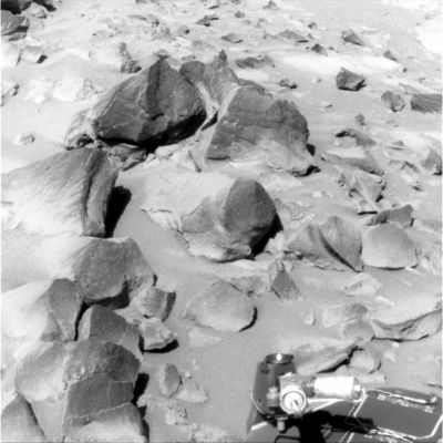 Is there anything under the big stone? (2)
La stessa area di cui all'immagine precedente, ripresa usando un filtro diverso (e che, pur riducendo il contrasto, rende l'immagine più "realistica e coerente", da un punto di vista cromatico). Effettivamente, al di sotto della roccia maggiore, parzialmente sollevata dal suolo e posizionata sulla Sn dell'Osservatore, sembra esserci qualcosa. Forse, come dicevamo, sono solo asperità. Certo è che le rocce di Marte (o almeno una buona parte) sembra davvero che celino misteri...
Parole chiave: Mars rocks, sand and debris - Controversial