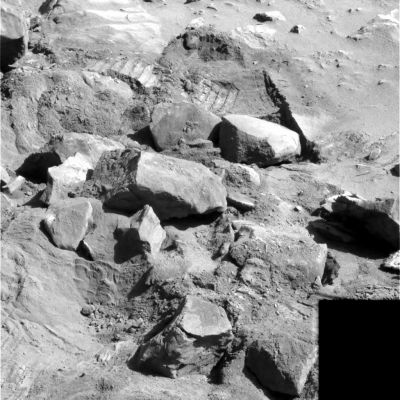 Stones, stones, stones... (2)
Spirit ha ormai ripreso migliaia di immagini del suolo Marziano e tutti noi ci siamo fatti un'idea del "Gusaev Crater". Le stranezze che abbiamo incontrato sono tante, ma la maggiore di esse, forse, sta proprio nella configurazione assunta dalle rocce accatastate nelle pietraie attraversate dal Rover. Un geologo che abbiamo interpellato ha detto che la posizione di alcune rocce fa effettivamente pensare che il paesaggio non sia immoto da ere. Colpa dei venti o forse c'è ancora una residua attività sismica?
Parole chiave: Mars rocks, sand and debris - Controversial