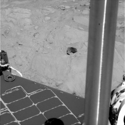 A new "very unusual" stone!
Una curiosissima pietra viene ripresa dalle camere del Rover Spirit. A prima vista si direbbe che questa roccia non condivida NESSUNA delle caratteristiche delle altre rocce (e della parete) che, rispettivamente, la circondano e su cui si appoggia. Prima di sospettare l'individuazione di una nuova Anomalia, però, dobbiamo prendere atto che l'apparente diversità del sasso ripreso potrebbe anche essere stata causata dai filtri impiegati per riprendere questa immagine. Dobbiamo aspettare qualche altro frame...
Parole chiave: Mars rocks, sand and debris - Controversial