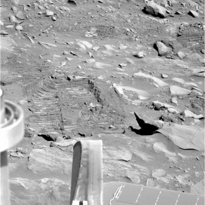 Look at this one!
E guardate poi (ed infine) questa immagine: che dite di quella roccia che sembra "emergere" dal terreno? 
Quella sorta di "scheggia" può essere il risultato dell'azione di qualcosa di diverso dall'acqua? Può essere stato il solo vento a limarla ed affilarla così bene? Se Marte è ancora geologicamente attivo (e dunque ancora caldo) e l'acqua che lo ricopriva si è solo ritratta in profondità, noi siamo disposti a giurare che, sotto la superficie del Pianeta Rosso, esistono delle forme di vita!
Parole chiave: Mars rocks, sand and debris