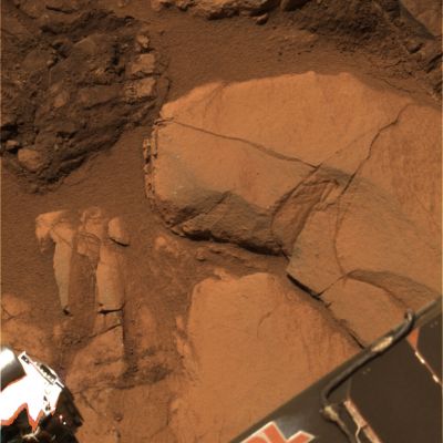 Clovis Outcrop - Sol 223 (Approximate True Colors; credits: NASA/JPL/Cornell)
Una visione a distanza ravvicinatissima di un agglomerato di rocce e detriti (uno dei cosiddetti "outcrop") posto a mezza altezza delle prima collina scalata dal Rover Spirit. Un'immagine da osservare con estrema attenzione, bella e che fa riflettere: l'omogeneità del colore arancione che caratterizza il suolo, per esempio; l'assenza di polveri depositate sulla porzione di pannello solare e di strumentazione visibili del Rover e, particolare davvero interessante, la possibilità di fare un raffronto fra il colore rosso/arancio della scritta "JPL" presente sul Rover ed il colore del Pianeta.
Parole chiave: Mars rocks, sand and debris
