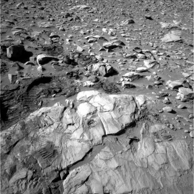 "Big Rock" and "Round Rock" (2)
Un'immagine identica alla precedente, con una leggerissima sfasatura verso Dx. La "pentola di pietra" si vede abbastanza bene (secondo noi...) e, ad un'analisi dettagliata, sembra che si tratti effettivamente di una roccia cava. Il dettaglio che pare alludere a qualcosa che si troverebbe - a prima vista - "dentro" alla roccia, potrebbe anche risolversi in un'asperità del suo bordo: l'immagine non è sufficientemente chiara e, con i mezzi che possediamo, non possiamo (purtroppo) darVi certezze al riguardo.
Parole chiave: Mars rocks, sand and debris - Controversial