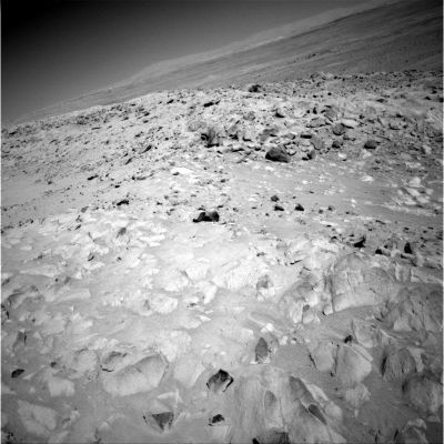 Columbia Hills' landscape and a possible Anomaly (1)
Una prova tangibile del fatto che bisogna stare sempre attenti ed analizzare TUTTE le immagini che vengono messe a disposizione: a prima vista sembrava un paesaggio come tanti altri ma, se guardate attentamente, scoprirete qualcosa di interessante. In primo luogo espandete il frame sino a full-size e poi guardate alla Vostra Sn - Dx della collina che si trova sullo sfondo -: c'è un punto bianco che, a nostro parere, merita una certa attenzione. Certo, potrebbe essere un difetto...
Parole chiave: Mars rocks, sand and debris - Controversial