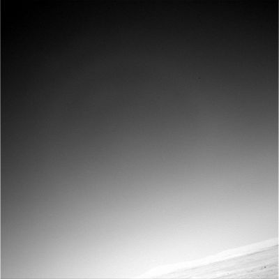 Martian Sky - Sol 233
Una riflessione: nei primi mesi delle Missioni Spirit ed Opportunity le immagini del cielo di Marte erano rarissime, quasi che il cielo di questo Pianeta non fosse un obbiettivo meritevole di attenzione e di studio. Poi, con il passare dei mesi, ecco che iniziamo a trovare, per ogni sol, svariate immagini che riprendono solo il cielo. Magnifico! Vorrà dire che chiariremo il "mistero" del suo vero colore? No: le immagini che puntano dirette al cielo di Marte (ma in cerca di cosa?) sono sempre tutte in b/n!
Parole chiave: Mars' Sky