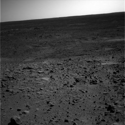 Early sunset on Mars
A ridosso delle 16:00, ora locale, anche se il Sole non è ancora prossimo all'orizzonte, le polveri (noi diremmo: ANCHE le polveri) che si trovano in sospensione in elevati quantitativi negli strati bassi dell'atmosfera Marziana concorrono a far si che la luce del giorno si affievolisca rapidamente (alla NASA chiamano questo fenomeno "dimming"--->oscuramento). Il risultato è, come potete intuire, un "crepuscolo precoce" che, nelle immagini (in b/n), si manifesta con una grande luminosità di colore bianco verso l'orizzonte mentre il resto del panorama precipita rapidamente nel buio. 
Certamente suggestivo: certo è, però, che ci piacerebbe davvero vedere qualcuno di questi tramonti a colori...
Parole chiave: Mars Panorama