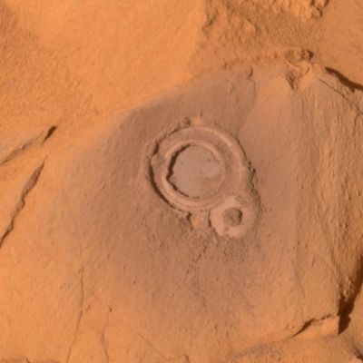 Ebenezer - Sol 270 (True Colors; credits: NASA/JPL)
Una fotografia interessante della roccia chiamata "Ebenezer", dopo che la stessa è stata intaccata dagli abrasori di cui i Rover sono dotati. Molto interessante la colorazione di fondo: si tratta di un arancio acceso molto suggestivo e, a quanto dicono alla NASA, assolutamente reale. Bene: il "mistero" del "vero colore" di Marte si infittisce sempre più...
Parole chiave: Mars rocks, sand and debris