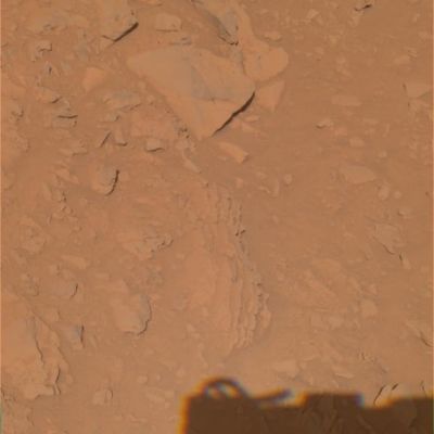 Layered Outcrops - Sol 270 (True Colors; credits: NASA/JPL)
Per questa immagine abbiamo pensato di offrirVi anche la caption originale NASA. Si tratta, secondo noi, di un tentativo - così grossolano da risultare divertente - da parte della NASA stessa di far sembrare la definizione dei "true colors of Mars" come un'opera di "cesello matematico", estremamente complessa e meritevole di un Nobel. Eccola:"NASA's Mars Exploration Rover Spirit acquired the images that went into this color composite with its panoramic camera around 1:00 p.m. martian time on its 270th martian day (Oct. 5, 2004). The view represents the panoramic-camera team's best current attempt at generating a "true color" view of what this scene would look like if viewed by a human on Mars. It was generated from a mathematical combination of six calibrated images acquired through filters for wavelengths between 430 and 750 nanometers". 
BRAVI! Ma ora chi gli va a dire che già 30 anni fa si scattavano fotografie favolose - ed a colori veri! - nello spazio, senza usare questa scienza da Star Trek???
Parole chiave: Mars rocks, sand and debris