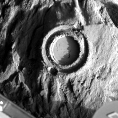A "mark" in the mud?
Questa è l'Impronta lasciata da uno degli attrezzi di cui il Rover Spirit è dotato (forse lo spettrometro) su una superficie che, a nostro modo di vedere, non è nè roccia, nè sabbia. Secondo noi il materiale su cui l'impronta è stata fatta potrebbe essere fango o, comunque, qualcosa di estremamente morbido. Provate anche Voi ad aprire l'immagine full-size e poi a lavorarci sopra: i Vostri commenti saranno benvenuti.
Parole chiave: Controversial