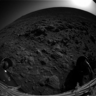 Front-view of Mars at 15:48, Mars Local Time
...Sono passati solo 44 minuti dal momento in cui è stata ripresa l'immagine precedente ed il panorama è radicalmente mutato: si vede il Sole che è ormai prossimo all'orizzonte e tutto il panorama è ormai "precipitato" nell'oscurità. Una coppia di immagini molto importante poichè è attraverso frames come questi due che si possono cogliere le particolari condizioni di luce di Marte che, come avevamo accennato in passato, potrebbero essere una delle cause degli "strani colori" del Pianeta Rosso. Il crepuscolo Marziano, visionando le immagini, sembra essere piuttosto breve: si passa, infatti, da condizioni di giorno pieno a condizioni di sera inoltrata (o di quasi notte) in meno di 3/4 d'ora. La nostra teoria - secondo cui il "giorno pieno" di Marte, in termini di luce, potrebbe assomigliare ad un "luminoso crepuscolo terrestre", ci sembra che esca rafforzata da immagini come queste. Forse, dunque, la strana (ed apparentemente falsa) colorazione del Cielo e del suolo di Marte potrebbe dipendere proprio dalle...
Parole chiave: Postcards from Mars