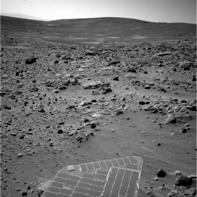 Sharp view of Spirit's surroundings (1)
Una nuova visione panoramica dell'area circostante il Rover Spirit, ripresa durante il Sol 298. Come potrete notare, l'immagine è spettacolarmente "affilata" (tecnicamente si dice "sharp") e questa espressione sta ad indicare che i dettagli, sia quelli più vicini al punto di ripresa, sia quelli più lontani, sono egualmente precisi e definiti, senza vizi (per lo meno apparenti) di messa a fuoco. Una simile "definizione" della ripresa, come abbiamo detto in passato e come avrete notato, non si riesce (quasi mai) ad ottenerla allorchè il frame viene elaborato a colori (veri, quasi veri o falsi non fa differenza). 
Parole chiave: Mars Panorama
