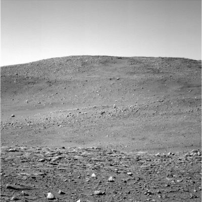 Sol 307: Panorama from 13:34 until 13:38  - filter 7 - (1)
Una panoramica ripresa dal Rover Spirit usando il "magico" filtro 7. Un filtro che, in passato (e specie durante le prime settimane di permanenza sul Pianeta Rosso), è stato usato davvero molto di frequente ed ha fornito degli eccellenti risultati "scenici". Però attenzione: questo filtro, come potete vedere, ha lo scopo di accentuare fortemente i contrasti luce-ombra (in particolar modo sulla distanza medio-breve) e questo effetto rischia di creare, in un certo senso, delle "illusioni ottiche". Ciò che intendiamo dire è che i macigni Marziani - già di per loro stessi dalle forme davvero curiose -, allorchè ripresi con il filtro 7, sembrano ancora più strani.
Forse ci sbagliamo ed è solo una nostra impressione, ma noi Vi suggeriamo di usare la massima cautela nell'interpretazione dei frames ottenuti usando questo filtro.
Parole chiave: Mars Panorama