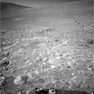 Dust (?) in the distance... (3)
Terzo frame del paesaggio relativo al Sol 310: la "foschia" adesso è sparita (si riesce a vederla solo sulla lunga distanza) e ciò che caratterizza questo scorcio è l'altissima definizione delle pietre che circondano il Rover. Da notarsi, a Dx dell'immagine, una serie di 5 boulders, piuttosto lucidi e di discrete dimensioni. E' strano, però, se ci pensate: nelle (poche) immagini a colori, tutti i macigni Marziani sembrano opachi e dai colori (tranne rarissimi frames) piuttosto spenti. Poi, forse per "magia", nei frames in b/n tutto il paesaggio si risveglia e acquisisce nitidezza e definizione: i macigni diventano lucidi, le colline mostrano tutti i loro particolari e la "patina di polvere" che caratterizza le prossimità del Rover nei frames a colori veri (!) o quasi veri (!!!), sparisce. Qual'è dunque la verità? Sono i frames in b/n a "falsificare" la realtà del paesaggio Marziano (rendendo "limpido" un paesaggio "velato") o è lo sviluppo dei frames in "true" e/o "almost true colors" ad essere  fatto male?
Parole chiave: Mars Panorama
