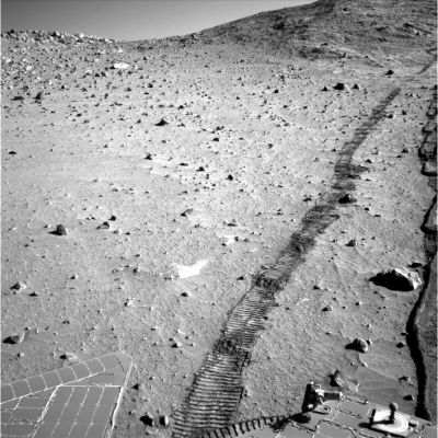 Deep, dark tracks behind Spirit (1)
Un'immagine incredibile e di estrema importanza: le tracce, scure e profonde, lasciate dal Rover Spirit dietro di sè. 
La nostra impressione, per altro suffragata da un quantitativo impressionante di dati, era che Spirit si trovasse a "marciare" sopra una superficie quasi completamente pietrosa, arida e gelida. Questa era la nostra idea (e, crediamo, quella di quasi tutti) delle pendici delle Columbia Hills. E invece che cosa scopriamo? Che quando Spirit - finalmente - ricomincia a muoversi, si lascia dietro delle tracce scure e profonde le quali ci lasciano supporre che il suolo su cui il Rover si sta muovendo sia, di fatto, una superficie molle e - forse - umida. 
E se aveste bisogno di qualche immagine più chiara per iniziare a consiederare questa teoria, andate subito a guardare il frame successivo, sempre relativo al Sol 313, ripreso intorno alle 15:00, ora locale...
Parole chiave: Controversial image
