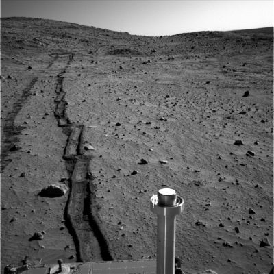 Deep, dark tracks behind Spirit (2)
...davvero impressionante la profondità delle tracce lasciate dalle ruote del Rover, non è vero?!?
Di misteri ce ne sono già in abbondanza e faremmo volentieri a meno di crearne di nuovi; resta però il fatto che, molte volte, alcuni fenomeni che vediamo e cerchiamo, pur con tutti i nostri limiti, di studiare e comprendere, restano elusivi e sfuggenti. Anzi: più raccogliamo dati ed elementi, più la comprensione del tutto diventa aleatoria. 
Noi, dopo aver visto queste nuove immagini, oggi più che mai ci chiediamo se il "deserto" Marziano sia davvero un deserto nel senso "classico e comune" del termine...
Parole chiave: Controversial image
