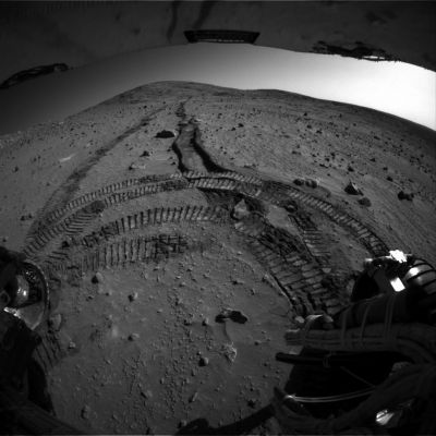 Deep, dark tracks behind Spirit (3)
Veduta globale panoramica dei profondi solchi lasciati dal Rover Spirit durante il suo peregrinare. Per la catalogazione di questa immagine (come di altre similari) abbiamo scelto di usare la frase "Controversial Image". Onde evitare malintesi, desideriamo precisare e sottolineare che il "controversial" deriva dal fatto che quello che SI VEDE - a nostro parere - stride fortemente con quello che invece DOVREMMO VEDERE, qualora accettassimo semplicemente ed acriticamente quello che gli "Scienziati" dicono a proposito di Marte e delle sue attuali condizioni (atmosferiche e geologiche). 
Parole chiave: Controversial image