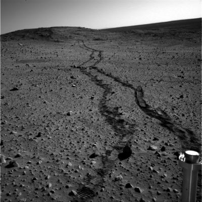 Panorama from Sol 317 (6) - Deep tracks
Oltre al paesaggio, da notare - ancora una volta - la profondità (davvero impressionante) dei solchi lasciati dalle ruote del Rover. Alla NASA continuano a dare la colpa di queste tracce così marcate ad una delle ruote del Rover (l'anteriore destra) la quale sembra essere, in qualche modo, molto usurata e non più flessibile come ad inizio missione. A noi questa spiegazione sembra forzata e poco convincente. Certo, una ruota anche solo parzialmente bloccata, quando tutte le altre funzionano a dovere, potrebbe essere davvero la causa di strisciature e solchi sul terreno, ma le tracce lasciate, a parte il fatto che ci sembrano TUTTE quante molto nette e marcate, restano di una profondità tale da non poter non sorprendere. E poi non dimentichiamo il radicale mutamento di colorazione del terreno Marziano non appena lo si intacca: da pallido, sbiadito e polveroso in superficie, diventa subito scuro e compatto a profondità anche minima...
Parole chiave: Mars Panorama