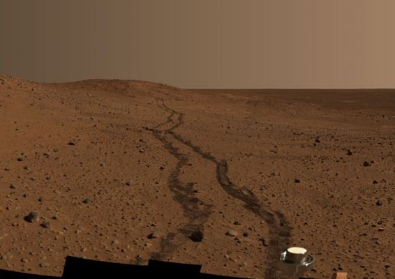 Columbia Hills: "Husband Hill's Region" - full 360� panorama (4 - Approximate True Colors; credits: NASA/JPL-Caltech)
Vogliamo parlare adesso del Cielo di Marte? Certo suggestivo, ma se ci/Vi interessa la Verità, "questo cielo Marziano" è davvero ridicolo ed improponibile.
Vi è sufficiente andare a guardare il frame - anch'esso in "almost true colors" (come questo!!!) - ripreso da Opportunity mentre si aggirava intorno allo Scudo Termico (tanto per restare in tempi recenti) per vedere delle ENORMI - ed INGIUSTIFICABILI! -  DIFFERENZE.
La nostra opinione - dato che i misteri ci affascinano, ma non è mai una buona idea vederne/trovarne troppi... - è che i Cieli di Marte, tranne rarissimi frames, sono TUTTI FALSI e vengono "incollati" sui panorami una volta che la foto è "pronta per la pubblicazione". 
E come vengono fatti? 
In laboratorio, naturalmente, probabilmente usando qualche semplice software che tutti potremmo avere già installato sul nostro pc.
Insomma: fra il vero cielo di Marte e quello di questo frame (come di tantissimi altri) - a nostro parere - non c'è nessuna parentela!...
Parole chiave: Mars Panorama