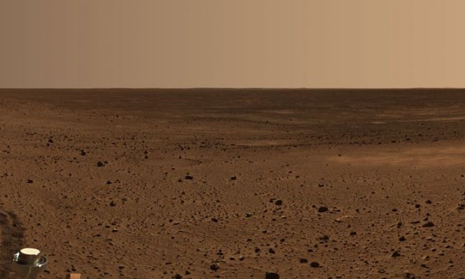 Columbia Hills: "Husband Hill's Region" - full 360� panorama (5 - Approximate True Colors; credits: NASA/JPL-Caltech)
La pianura attraversata da Spirit per quasi un anno, infine (che vedete molto bene nei sub-frames 1 e 5 di questa carrellata), è stata anch'essa 'piallata ed offuscata'. 
Il frame "BIG", se lo andrete a visionare, è altresì deludentissimo per quanto attiene la definizione dei dettagli posti in campo medio e lungo. O meglio: alcuni dettagli (specie quelli posizionati al centro ed alla Dx di chi guarda) sono splendidamente chiari, anche se lontani dal punto di ripresa. Altri, magari decisamente più vicini, sono annebbiati e confusi. 
Altre tracce - secondo noi evidenti - di abrasioni e cancellazioni di particolari (riteniamo operate usando un aerografo o qualcosa di simile) nonchè una "nuvola" di puntini luminosi (uno 'spruzzo' fuori bersaglio?!?), sono ben visibili sullo skyline alla Dx di chi guarda. 
Last but not least: le colline più lontane (che dovrebbero essere visibili sul filo dell'orizzonte) sembrano disegnate a mano e poi colorate con i "pastelli"...
Il nostro voto all'"Opera"? Un bel 4=!
Parole chiave: Mars Panorama