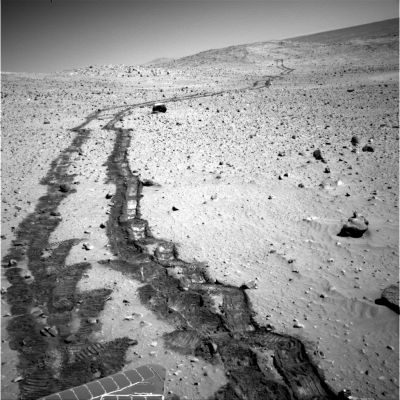 Extra deep track-marks (2)
Spirit "marcia", i commenti non cambiano, ma c'è un Sol di differenza fra le due immagini (326 e 327).
Ma se Marte è un "arido deserto, ora roccioso, ora sabbioso" (definizione NASA-ESA) e su Marte non piove da milioni di anni, come spieghiamo queste immagini?!?
Parole chiave: Controversial image