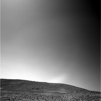 Unusual "aurora" effect (1)
E' stato difficile creare un "titolo" per queste due suggestive immagini che ci arrivano da Marte e che sono relative al Sol 329. Di che cosa si tratta? Apparentemente di un effetto prismatico: un anello di luce sovrasta una delle colline che caratterizzano l'area su cui Spirit si sta muovendo da qualche mese. L'anomalia - se di anomalia si tratta - consiste nel particolare rilievo luminoso che questo anello raggiunge in una sua sola sezione: quella a ridosso del margine superiore della collina, in basso, circa al centro del fotogramma. Si potrebbe pensare anche ad una nuvola che sta "sorgendo" da dietro la collina (ci sembra di scorgere, infatti, una leggera "vaporosità", sul margine superiore dell'area in questione), ma questa ipotesi appare un pò forzata.
Vediamo il fotogramma successivo...
Parole chiave: Controversial image