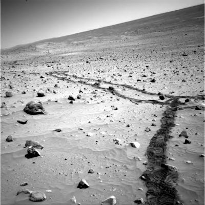 Deep tracks, long tracks...
Questa immagine, relativa al Sol 331, è interessante poichè ci consente di vedere, con una certa chiarezza e sino ad una sensibile distanza (stimiamo intorno ai 70 metri dalla corrente posizione del Rover), le tracce lasciate da Spirit durante il suo peregrinare. Non possiamo non portare alla Vostra attenzione il dato per cui, non appena viene cambiato filtro/colore a qualsiasi camera di ripresa (questo frame è ripreso dalla Camera di Navigazione), l'impatto visivo con i dettagli di Marte cambia in modo radicale. Una sola cosa non sembra risentire dei mutamenti di "visione", e sono le tracce che il Rover si lascia dietro: qualsiasi filtro/colore viene impiegato, esse sono sempre scure e profonde.
Parole chiave: Postcards from Mars