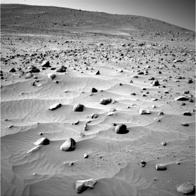 Sand and stones (1) - possible "too sharp and anomalous" stone
Dal Sol 331 ci arriva qualche nuova (e suggestiva) veduta del panorama Marziano intorno a Spirit. In primo piano troviamo delle dune sinuose e qualche roccia semisepolta che comunque mostra delle forme bizzarre. Per gli amanti delle possibili "anomalie" di superficie Vi suggeriamo di guardare attentamente il margine superiore dell'area sabbiosa; potrete notare, quasi al centro dell'immagine, poco prima che la sabbia ceda il passo ai detriti, una roccia molto appuntita e che sembra presentare una sorta di "lavorazione a sbalzo" sul suo angolo emergente. Illusione ottica? Forse la porzione visibile di una struttura semi-sepolta più grande?
Voi che dite?!?...
Parole chiave: Mars rocks, sand and debris
