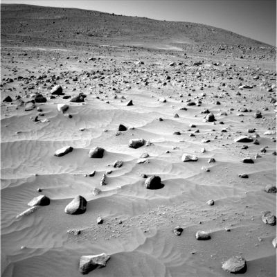 Sand and stones (2) - possible "too sharp and anomalous" stone
Lo stesso scorcio del frame precedente, ripreso dall'occhio Dx della Camera di Navigazione del Rover. 
La pietra appuntita e squadrata che si vede molto chiaramente è "naturale" o "artificiale"? 
Parole chiave: Mars rocks, sand and debris - Controversial image