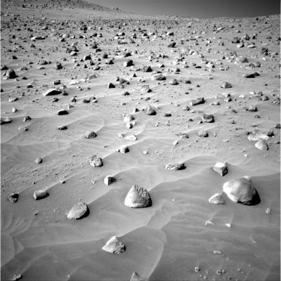 Sand and stones (3)
Queste immagini ravvicinate - ma non troppo - del suolo Marziano ci sono di grande aiuto per la comprensione di alcuni dei possibili fenomeni geologici ed atmosferici che hanno interessato (e magari tuttora interessano) l'area di Gusaev Crater. Certo, i dettagli - talvolta - sono così intriganti da risultare ingannevoli, ma gli spunti di discussione (e pensiamo che dovreste essere d'accordo) sono davvero innumerevoli...
Parole chiave: Mars rocks, sand and debris