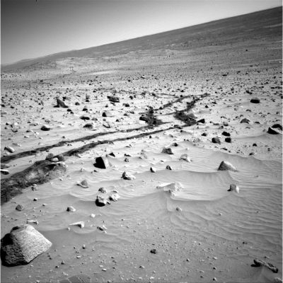 Tracks, stones and distant hills (2)
vedi commento al frame precedente
Parole chiave: Mars rocks, sand and debris