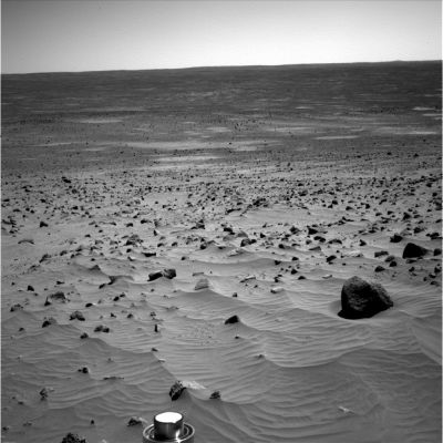 Sand dunes near Spirit, on Sol 335 (1)
Un macigno (boulder) solitario ed una suggestiva area sabbiosa che ricorda il greto di un fiume in secca. Le "onde" disegnate da queste dune di modestissime dimensioni sono davvero stupende, come stupendo e suggestivo è il resto del paesaggio, illuminato da un Sole che non sembra - almeno a giudicare dalle immagini - così "freddo" ed "incapace di riscaldare", come gli Scienziati ci ripetono da tempo, un pianeta "morto e desolato". 
L'istantanea è stata effettuata alle 13:00 MLT.
Parole chiave: Mars rocks, sand and debris