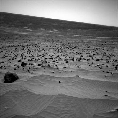 Sand dunes near Spirit, on Sol 335 (2)
Prosieguo della panoramica sulle dunette che circondano Spirit. Una curiosità: guardate attentamente il macigno che, in questo frame, è visibile sull'estrema Sn dell'Osservatore. Non sembra anche a Voi che assomigli - moltissimo - alla roccia ripresa dalla Sonda Soujourner-Pathfinder e chiamata "Yogi"?!?
Fateci caso...
Parole chiave: Mars rocks, sand and debris