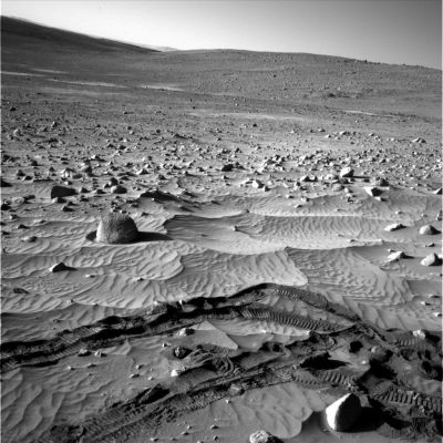 Panorama on Sol 350 (1)
Vi offriamo 3 cartoline da Marte - Gusaev Crater - riprese durante il 350mo Sol di permanenza del Rover Spirit nell'Area in questione.
Il nostro suggerimento, in quanto Ricercatori, è quello di dare una occhiata - con attenzione - alle rocce che circondano il robot semovente: secondo noi c'è materiale "visivo" sufficiente per redigere (seguendo lo stile di "Enterprise Mission" in generale e di Steve Troy in particolare) una lunghissima lista di (presunte) Anomalie di superficie (con ciò intendendosi dei massi dalle forme così strane da far pensare ad una loro possibile origine artificiale).
Parole chiave: Postcards from Mars