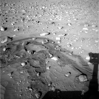 Panorama on Sol 350 (2)
Noi siamo dell'idea che alcune delle rocce fotografate da Spirit siano - effettivamente - stranissime; ciò che ci riesce difficile vedere (ed immaginare), invece, è l'essere "circondati" da una serie - tendenzialmente infinita, in accordo a quanto sostiene il Collega Troy - di manufatti aventi un'origine artificiale i quali sono stati "gettati un pò ovunque". Se questo fosse vero, comunque, le domande da porsi sarebbero "da chi", "quando" e "perchè".
Voi cosa ne dite?!?...
Parole chiave: Postcards from Mars