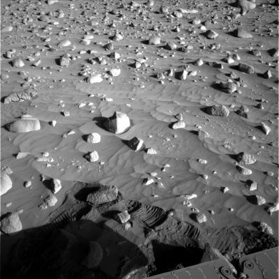 Panorama on Sol 350 (3)
Comunque sia e qualsiasi cosa Voi vediate in questi frames, a noi non resta che sottolineare un dato, tristemente fondamentale: dopo quasi un anno di permanenza del Rover Spirit su Marte e dopo aver visto e registrato un quantitativo impressionante di Anomalie (vere e/o presunte), sulla superficie e nel Cielo del Pianeta Rosso, le risposte date ai quesiti "davvero importanti ed interessanti" che qualsiasi Ricercatore (anche il più ingenuo e sprovveduto) si è posto e si pone, sono state davvero pochissime. Anzi: probabilmente nessuna.

Parole chiave: Postcards from Mars