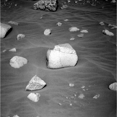 Rocks...
L'apparenza, spesso, inganna.
Il titolo di una fotografia, infatti, deve riflettere, in pochissime parole (3 o 4, al massimo) il contenuto ed i temi che l'immagine mostra ed affronta, facendo capire al Lettore di che cosa si andrà a parlare e, se possibile, incuriosendolo anche un pò.
"Pietre", in questo caso, ci è parsa la soluzione migliore, ma quello che vediamo in questo frame non è solo un gruppo di rocce dalle forme strane e dalle dimensioni variabili. Osservate bene: tutte le pietre che vedete (specialmente quelle più grandi, che risultano più semplici da studiare), ad un'analisi (purtroppo solo) visuale, risultano molto simili a quelle che, sulla Terra, si trovano in prossimità dei fiumi. Sono pietre che recano addosso le tracce inconfondibili dell'incessante attività dell'acqua: una percepibile porosità ed i lineamenti smussati ed addolciti. Questo, almeno, è quello che vediamo noi...
Parole chiave: Mars rocks, sand and debris