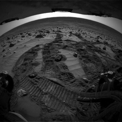 Rear view from Spirit on Sol 351
Le ruote del Rover Spirit disegnano rette, curve e, in generale, profondi solchi sulla superficie di Marte. L'idea, nata già diversi mesi orsono (guardando queste immagini), che tutto il suolo Marziano sia "umido", ne esce ogni giorno rafforzata. Ma il Centro Controllo Missione continua - forse agendo saggiamente e forse no - a tacere ed a riempirci gli occhi con tantissime immagini spettacolari ed enigmatiche; con qualche informazione tecnica sostanzialmente priva di valore (o di valore scarsissimo) ed infine, last but not least, con le "facce sorridenti" dei membri del Mars Rovers Team, i quali sono sempre contenti e sempre entusiasti, come bambini ai quali sia stato regalato un giocattolo nuovo... Scusateci la ripetitività, ma questo "corso" che la NASA ha preso a noi sembra davvero subdolo e periglioso, nonostante le sue "rassicuranti" apparenze...
Parole chiave: Postcards from Mars