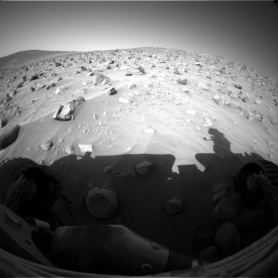 Looking forward on Sol 363
Due soles (o sols, come dicono alla NASA) ancora...e sarà il Primo Compleanno Marziano per Spirit! Una data memorabile, diremmo. Certo, lo sarebbe stata ancora di più se la NASA fosse riuscita - almeno una volta ogni tanto - a dire (ed a far vedere...) le cose come sono e NON come essa ritiene che debbano essere! O forse questo è chiedere troppo?
Pensateci, Amici Lettori, pensateci sopra: è passato quasi un anno dallo spettacolare landing di Spirit e, tanto per dirne una (ed anche se i media di tutto il Mondo - Italiani INCLUSI! - non fanno altro che incensare le mirabolanti imprese dei Rover...), ancora non sappiamo Marte (superficie e cielo) di che colore è...
Parole chiave: Mars Panorama