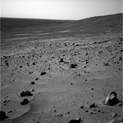 One year on Mars: panorama from the Columbia Hills (1)
La sostanza del paesaggio Marziano ripreso da Spirit sembra non cambiare davvero mai: sabbie sottili, piccole dune, rocce di varie dimensioni e dalle forme sempre affascinanti e curiose, vaghe nebbie all'orizzonte. Tutto sembra sempre uguale, ma non è così: osservate attentamente le rocce che caratterizzano i dintorni del Rover: le loro forme, tutte unite da un filo conduttore invisibile, ma percepibile, il quale le rende "tipicamente Marziane", sono sempre diverse e sempre più strane (warning per gli Anomaly Hunters: abbiamo detto strane, NON necessariamente artificiali!). Comunque, al di là di queste nostre semplici osservazioni, c'è da notare il pendìo, sempre più evidente, che Spirit sta risalendo, e la bellezza, sempre più piena, di un paesaggio che, nella sua desolazione, rimane sempre inquietante e misterioso...
Parole chiave: Mars Panorama