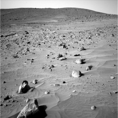 One year on Mars: panorama from the Columbia Hills (2)
Detto e fatto: in questo secondo frame della panoramica celebrativa del Primo Anno Marziano di Spirit, riusciamo a vedere almeno tre rocce le cui forme, ad una prima (ma superficiale) occhiata, potrebbero farci pensare ad una loro origine artificiale.
Non sono in primissimo piano, ma si collocano tutte nella zona centrale dell'immagine: provate a trovarle Voi...
Parole chiave: Mars Panorama
