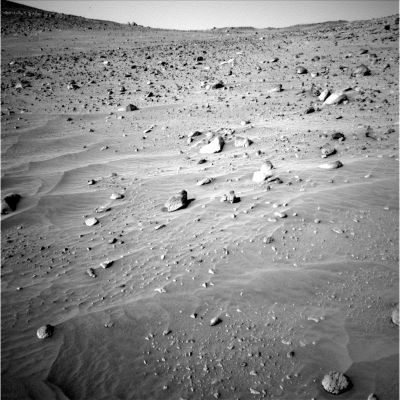 One year on Mars: panorama from the Columbia Hills (3)
Terzo tassello del panorama ed ancora un'enormità di rocce da guardare e da studiare. Qui noi non vediamo anomalie e non ci sembra neppure di cogliere delle forme particolarmente curiose. Forse ci siamo abituati alle peculiarità del "Deserto Arancione", o forse stiamo solo cercando di non gridare "Anomalia! Anomalia!" tutte le volte che ci capita di vedere un sasso dalla forma strana, a differenza di quanto continuano a fare, purtroppo, tanti Ricercatori ed Appassionati in Italia e tanti pseudo-scienziati che hanno voglia di "mettersi in mostra" e che lavorano - più che altro di fantasia - "Oltre Oceano" (non Vi diciamo dove, ma siamo sicuri che sapreste individuare la loro "Missione" con facilità...).
Parole chiave: Mars rocks, sand and debris