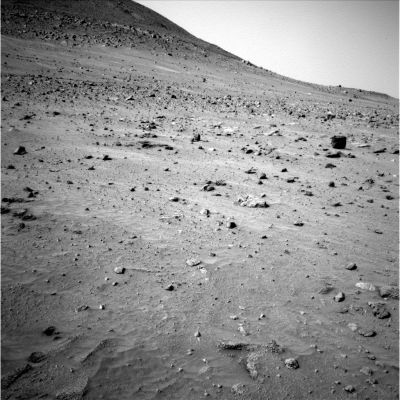 A rocky slope and its surroundings (1)
Durante il Sol 367, il Rover Spirit ha effettuato una bella ripresa panoramica - in coerenza con quanto fatto sino ad ora - la quale ci mostra le pendici di un'altura ed un paesaggio inquieto, fatto di sabbie, sassi, rocce e macigni sparsi. Non ci sono, almeno in questo primo frame, delle anomalie di superficie vere e proprie su cui soffermarsi, fatta eccezione - forse - per un grosso boulder scuro che potete vedere sulla Vostra Dx e che ci ricorda, curiosamente, un bidone oppure una scatola rovesciata. 
Ma questo è un parto della nostra immaginazione, come ovvio...
