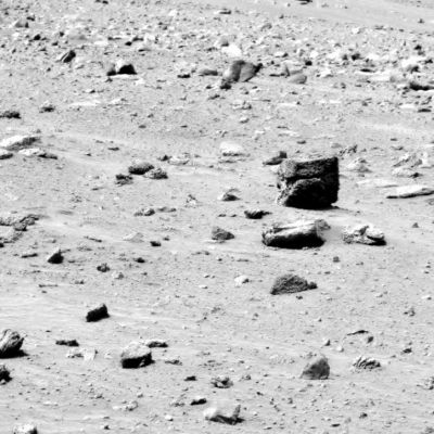 What is that?!? (1)
E con quanto ripreso in questo frame abbiamo, ancora una volta, trovato un motivo per discutere ed interpretare: che cos'è, ci domandiamo, quell'oggetto scuro (ufficialmente si tratta di un boulder di cospicue dimensioni) che sembra un "cubo" e, proprio per questo, potrebbe avere origini artificiali? Notiamo un'ampia crepa (o dovremmo dire una "lavorazione"?) che parte dal suo lato Sn (Dx di chi guarda) e poi si sviluppa frontalmente. Notiamo anche una cancellazione (sarà un difetto dell'immagine o magari  una censura vera e propria?) sul lato in alto a Sn (sempre Dx di chi guarda) della roccia in questione. Questa immagine, dobbiamo ammetterlo, è davvero intrigante: questa roccia, effettivamente, ha delle caratteristiche che meritano di essere indagate...
Parole chiave: Anomalous rock formation